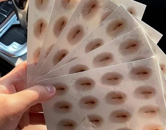 Ela ainda deu a dica para colocar um curativo em cima do umbigo real, para evitar duplicação. Basta usar uma calça de cintura alta e um calçado com salto grande e o efeito está completo