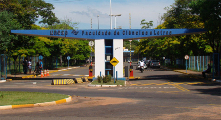 A primeira fase do vestibular da Unesp (Universidade de Estadual de São Paulo) foi aplicada na terça-feira (15), com a prova de conhecimentos gerais. A lista com o resultado dos aprovados para a segunda fase estará disponível no dia 5 de dezembro no site da Vunesp. Ao todo são ofertadas 7.680 mil vagas em 24 cidades do estado de São Paulo. A aplicação da segunda fase será em 19 de dezembro e a divulgação do resultado será em 1º de fevereiro de 2023.