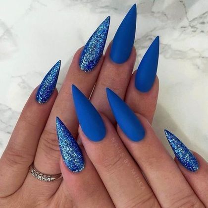 Para quem quer apostar no brilho de modo mais discreto, Karina recomenda colocá-lo nas unhas, na maquiagem, nos acessórios ou calçados e apostar em roupas com toques de brilhantes. 