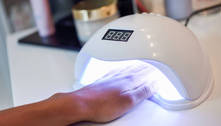Lâmpadas UV usadas para secar esmalte em gel podem causar câncer, alertam médicos franceses