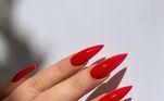 Unhas stilettoUnhas stiletto chegaram no começo do ano passado e continuam sendo uma ótima escolha para aquelas que gostam de unhas mais pontudas. Esse formato causa um efeito lindo quando esmaltado ou desenhado