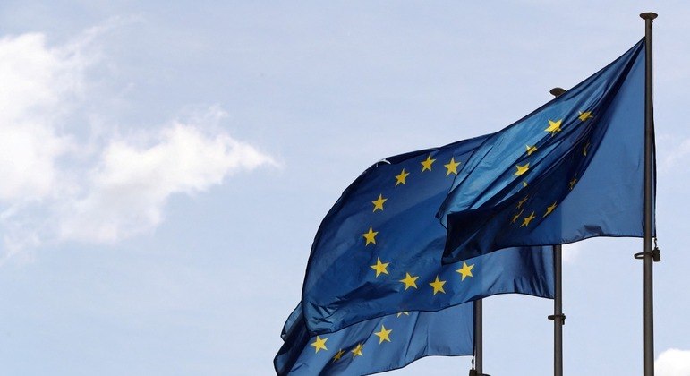 As bandeiras da União Europeia são vistas na sede da Comissão da UE em Bruxelas