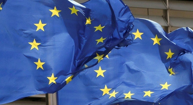 União Europeia considera proibir vistos para todos os viajantes russos