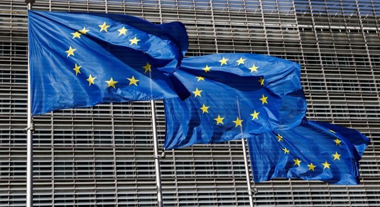 Bandeiras da União Europeia na sede da Comissão do bloco, em Bruxelas
