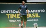 Allan do Carmo, atleta de maratonas aquáticas, desfilando com o uniforme do Brasil nos Jogos Olímpicos
