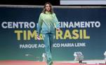 Milena Titoneli, atleta de taekwondo, desfilando com o uniforme do Brasil nos Jogos Olímpicos