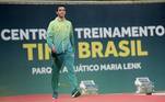 Hugo Calderano, do tênis de mesa, desfilando com o uniforme do Brasil nos Jogos Olímpicos