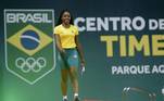 Rosângela Santos, do atletismo, desfilando com o uniforme do Brasil nos Jogos Olímpicos