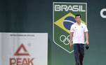 Cassius Duran, ex-atleta olímpico de saltos ornamentais, desfilando com o uniforme do Brasil nos Jogos Olímpicos