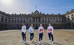 Atletas ingleses em frente ao palácio de Somenerst, em Londres