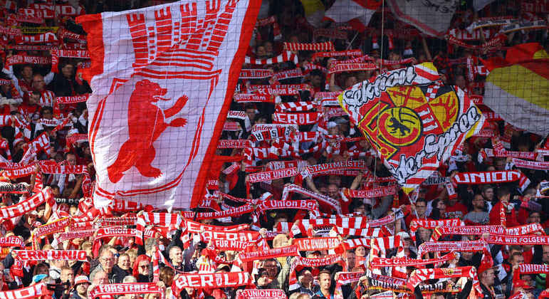 Torcida do Union Berlin apoia o clube em partida contra o VfL Wolfsburg
