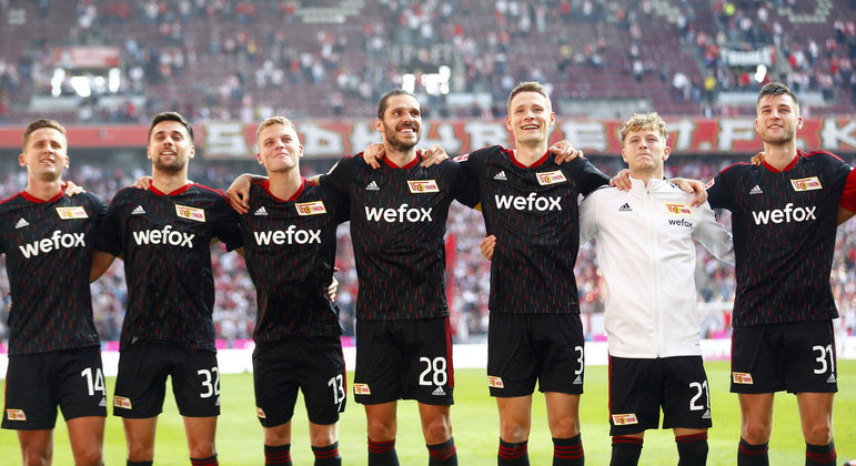 Jogadores do Union Berlin celebram vitória contra Colônia
