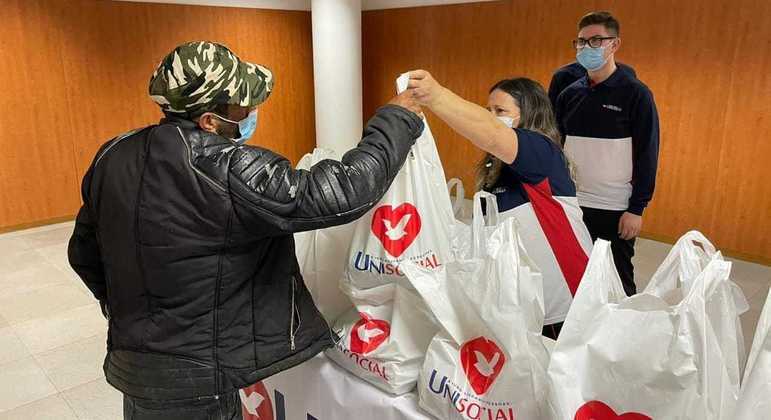 Cada sacola contém itens da cesta básica