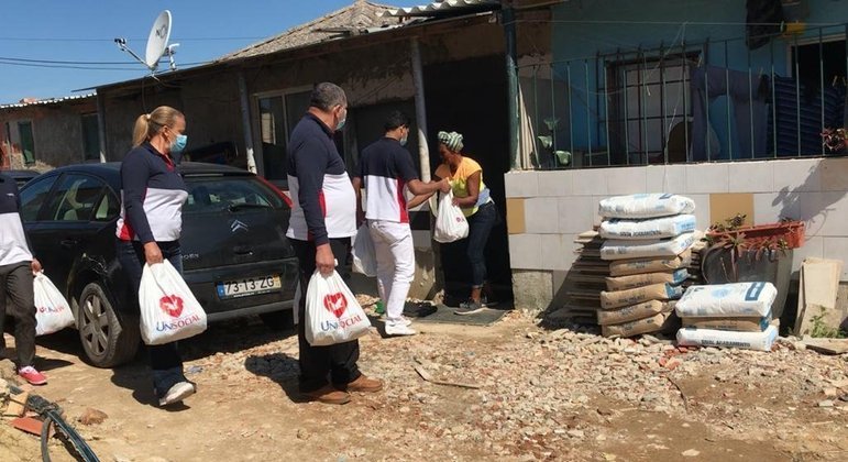 Os alimentos são distribuídos no terceiro sábado do mês