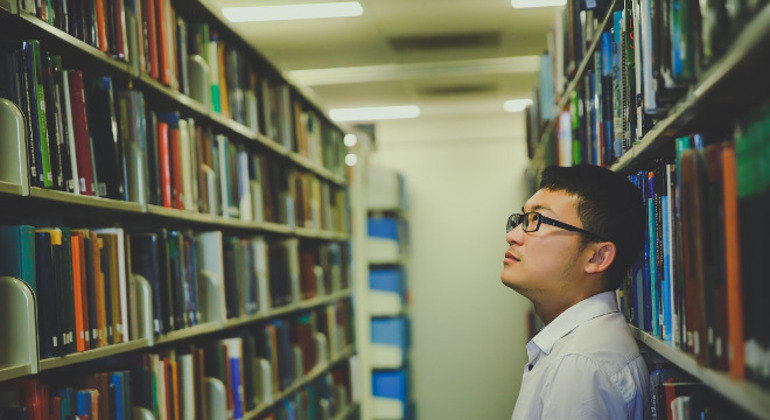 Ter hábito de leitura — escrever e ler são habilidades inseparáveis. Quanto mais
hábito de leitura, mais repertório cultural e melhor conhecimento da língua —
ambos fundamentais na redação. Além das notícias, é importante ler livros,
mesmo sobre assuntos não relacionados ao vestibular. Falta de tempo não é desculpa, vale separar 20 minutos do dia para os livros e observar a diferença