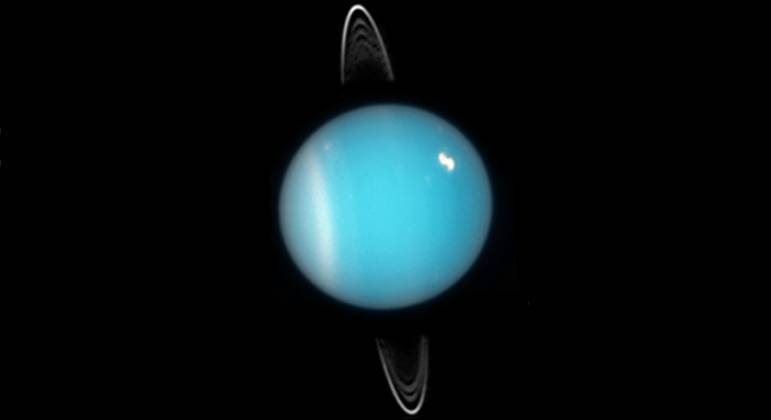 UranoFoi o primeiro planeta do Sistema Solar descoberto por meio de telescópio, em 1782. De lá para cá, ele deu apenas duas voltas ao redor do Sol. A terceira será completada em 2033. Isso acontece devido à distância que o corpo celeste mantém em relação a nossa estrela — cerca de 2.870.990.000 km