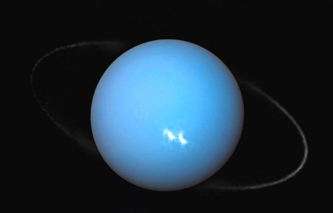 Urano é o sétimo planeta a partir do Sol e leva o nome do deus grego do Céu. É o único planeta que não tem nome de deus romano. 