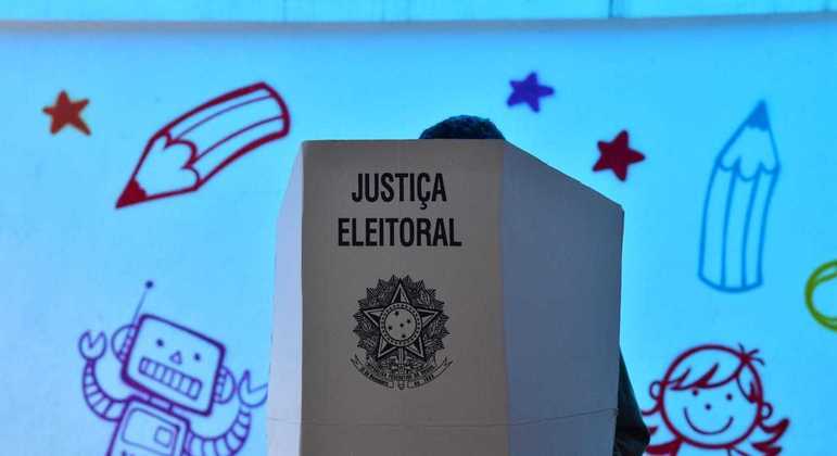 Brasileiros votam neste domingo (2) para escolher presidente, governadores e parlamentares