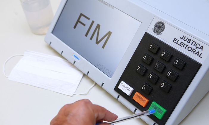 Aprovada na Câmara dos Deputados por ampla margem de votos nesta quinta-feira (14), a minirreforma eleitoral foi apresentada com o objetivo de ajustar e simplificar as regras eleitorais. No entanto, não escapou de críticas de especialistas e parlamentares por conter 