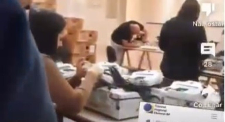 Vídeo mostra urnas armazenadas em sindicato em Itapeva, por falta de espaço