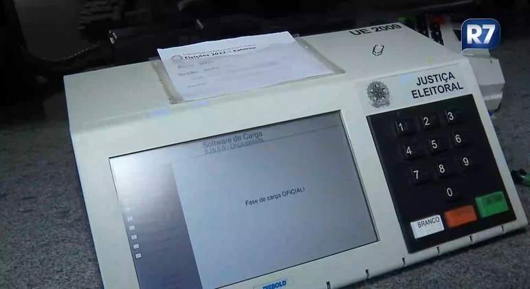 TSE testa urnas que serão enviadas para eleições no exterior
