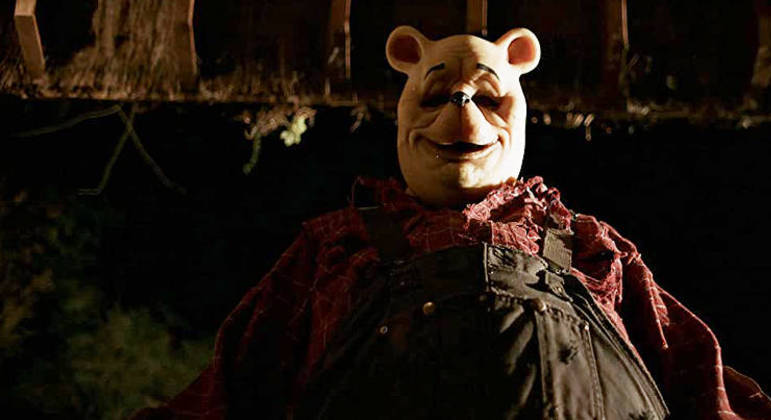 Ursinho Pooh em cena do filme de terror 'Sangue e Mel'
