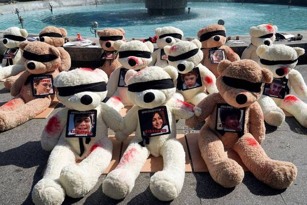 Israelenses protestaram na terça-feira (25), em Tel Aviv, pelas crianças sequestradas e feitas reféns pelo grupo terrorista palestino Hamas, no último dia 7 de outubro. Ursinhos de pelúcia vendados e manchados com tinta vermelha provocaram desgosto e lágrimas entre as pessoas que passavam em uma praça no centro da cidade