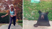 Mulher corre em desespero durante sessão de exercícios após urso invadir o quintal
