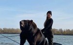 Já uma russa mostrou que não é necessária uma doença estranha para ser amiga de um urso dos grandes. Veronika Dichka resgatou Archie de um parque falido e, desde então, a vida deles é mais ou menos assim: pescaria e diversão
