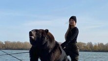 Mulher pesca com urso resgatado de parque falido: 'É da família'