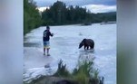 Um pescador no Alasca precisou lidar com um urso como concorrente para sair ileso de uma empreitada