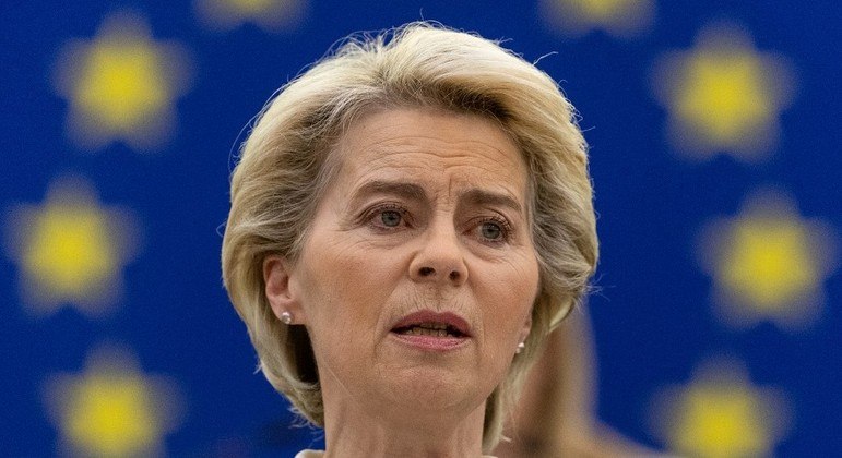 Ursula von der Leyen anunciou que a UE vai renunciar ao fornecimento de petróleo da Rússia
