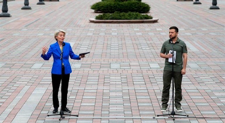 Ursula von der Leyen e Volodmir Zelenski se encontram em Kiev, na Ucrânia

