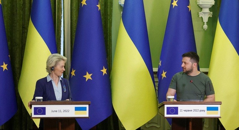 A presidente da Comissão Europeia, Ursula von der Leyen, e o presidente Volodmir Zelenski