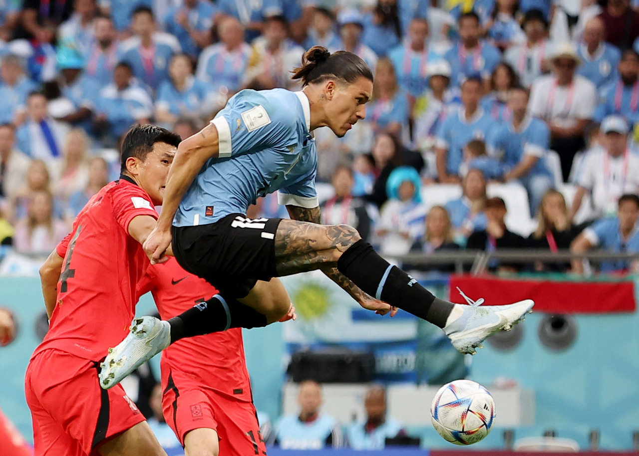 Cristiano Ronaldo salta muito alto e põe a cabeça acima do travessão em  lance contra Gana - Futebol - R7 Copa do Mundo