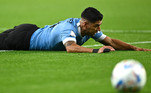 Luis Suárez perde chance de marcar para a seleção uruguaia e fica no chão