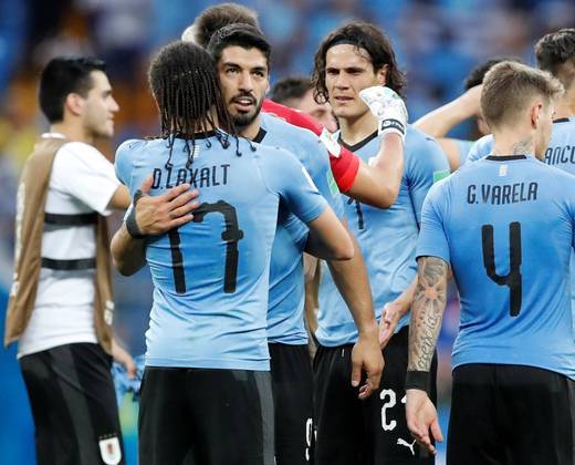 Campeão uruguaio, Suárez presenteia elenco com celular de R$ 7,6