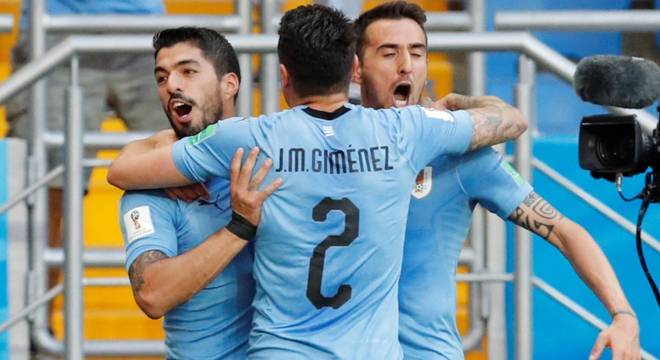 Suárez, Giménez e Rodríguez comemoram o gol do Uruguai sobre a Arábia