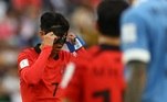 Não deve ser nada confortável jogar futebol com uma máscara tipo a do Batman. Mas, no caso do atacante Son, da Coreia do Sul, não tem jeito. No começo de novembro, na partida entre Tottenham e Olympique de Marselha, ele teve um fratura em quatro ossos da face, pertinho do olho esquerdo