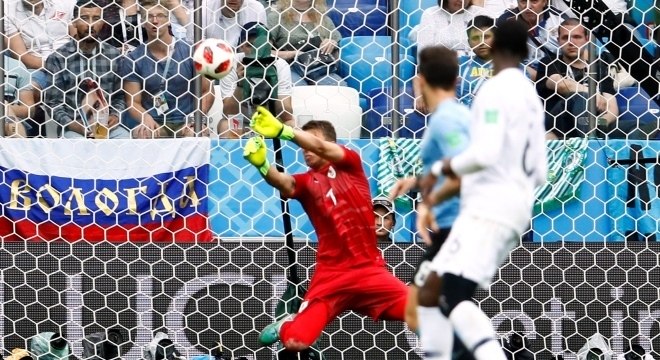 O goleiro uruguaio Muslera levou um frango no segundo gol da França, no chute de Griezmann