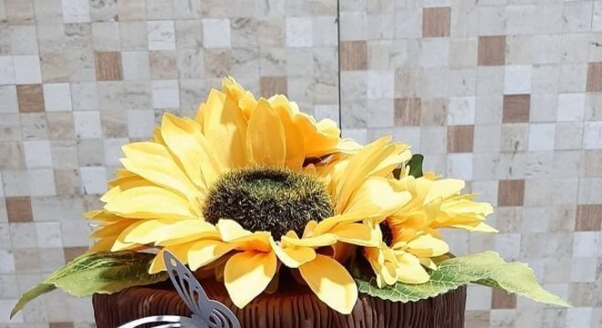 Use e abuse da criatividade na hora de montar o bolo para festa tema girassol