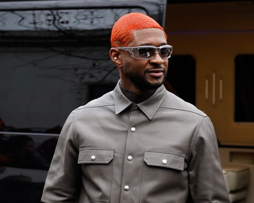 UsherO cantor americano Usher apareceu com os fios do cabelo em um tom laranja neon na Semana de Moda de Alta-costura de Paris, há alguns dias. O artista atraiu a atenção dos fotógrafos durante o evento