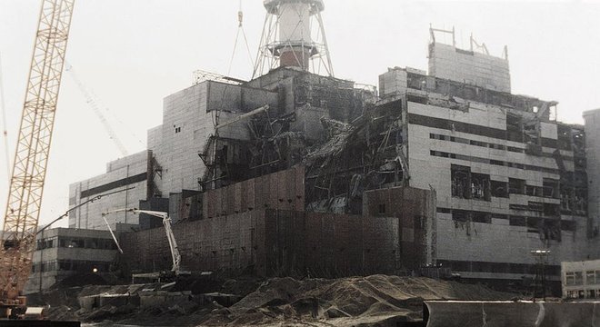 Em Chernobyl, um incêndio começou após a explosão de um reator de uma usina nuclear