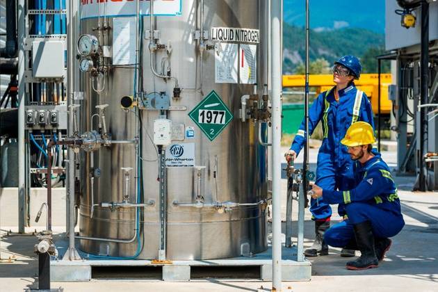 O CO2 extraído
pode ser injetado e armazenado em depósitos geológicos ou ser
convertido em combustíveis sintéticos de baixíssimo carbono