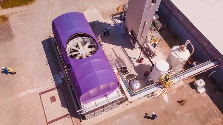 A central
elétrica utilizará uma tecnologia conhecida como 'captura direta de ar' (DAC,
na sigla em inglês), desenvolvida pela empresa canadense Carbon Engineering, capaz de capturar entre 500 mil e um milhão de toneladas de CO2
por ano