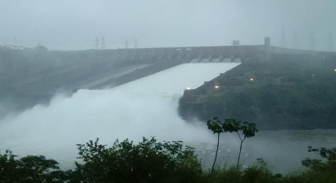 Excesso de água levou à abertura de uma das calhas do vertedouro
