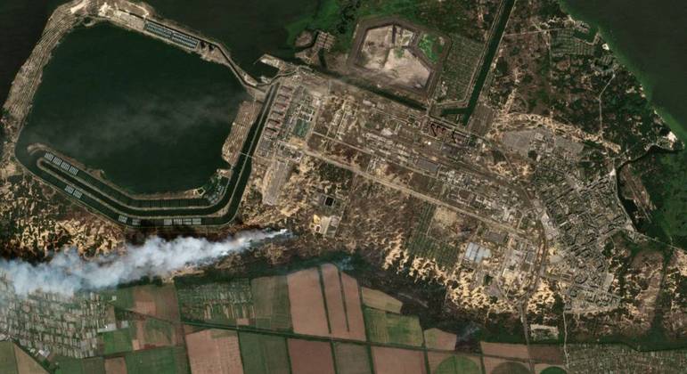 Imagem de satélite mostra incêndio ao lado da usina nuclear de Zaporizhzhia 