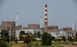 A usina nuclear de Zaporizhzhia, ocupada pela Rússia, retomou o fornecimento de eletricidade para a Ucrânia nesta sexta-feira (26), disse a empresa nuclear estatal Energoatom. A maior usina nuclear da Europa, localizada no sul da Ucrânia, foi desconectada da rede elétrica pela primeira vez em sua história na última quinta-feira (25), depois que um incêndio causado por um bombardeio danificou uma linha de energia, segundo Kiev.