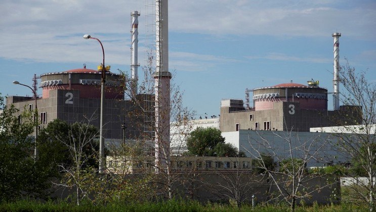 A usina nuclear de Zaporizhzhia, a maior da Europa, localizada na Ucrânia, foi desconectada temporariamente da rede elétrica após um bombardeio da Rússia na última segunda-feira (17). Segundo a Energoatom, agência estatal responsável por controlar a energia atômica na Ucrânia, foi necessário ligar os geradores movidos a diesel para manter o funcionamento mínimo de Zaporizhzhia.