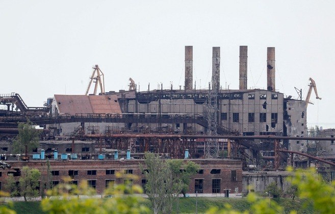 A usina siderúrgica de Azovstal, o último reduto de resistência ucraniano em Mariupol, foi conquistada, de acordo com os russos. Mais de 2.500 combatentes do Exército da Ucrânia e do Batalhão de Azov teriam se rendido após semanas sitiados na fábrica